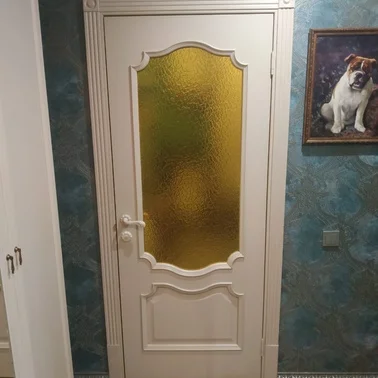 Дверь со стеклянной вставкой