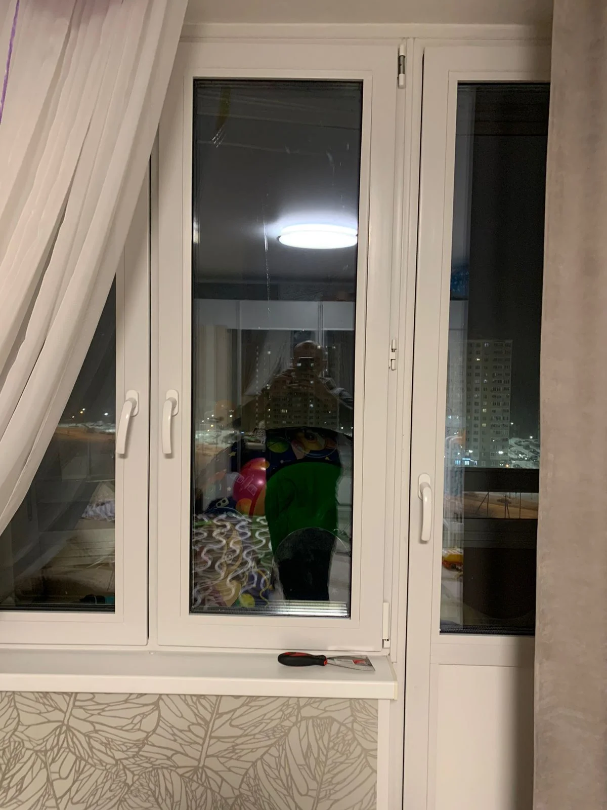 Стеклопакет в оконной раме